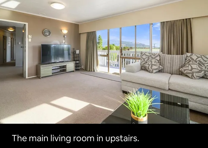 Spacious Utuhina Holiday House
