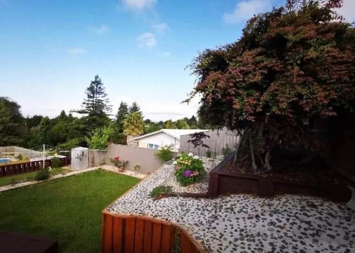 Spacious Utuhina Holiday House
